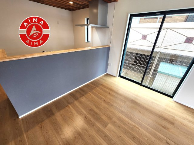 春日市白水ヶ丘2丁目第5-2棟（2号棟）のキッチン|ダイニングテーブルへの配膳がラクラク、お料理はかどるカウンター付きシステムキッチン！