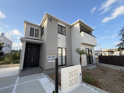 【外観】 | うるま市与那城（全3棟）C号棟 | C号棟　駐車4台＋植栽付きのお庭♪