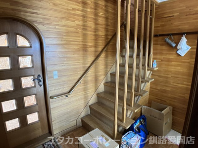 【玄関】 | 昭和北2丁目190-2206売家 | 透かしの柱の階段スペースは、壁と違い明るさと開放感があります