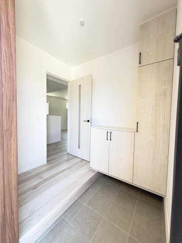 【玄関】 | 福岡市早良区田村5丁目5期　1号棟（全1棟）【仲介手数料無料・0円】 | 施工例。施工例は完成時と異なる場合があります。