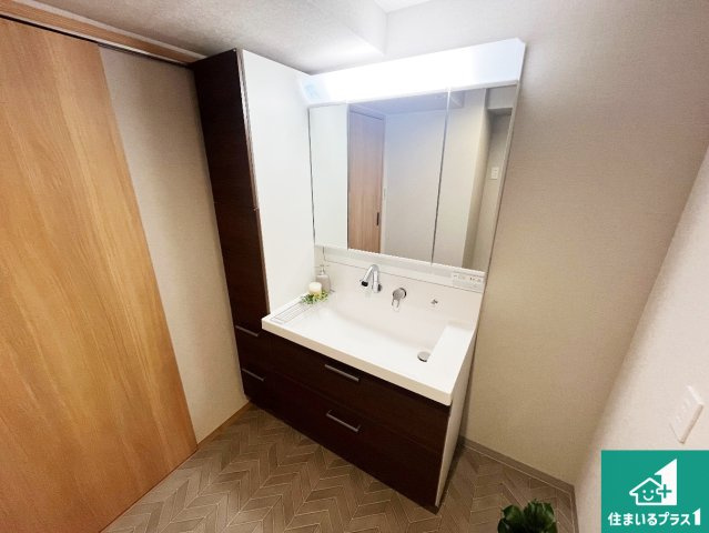 須磨パークヒルズC棟（CYGNUS）の独立洗面台|清潔感のある洗面台です。フラットな鏡は掃除がしやすく毎日清潔！鏡裏には収納があるのでスッキリとした洗面台が保てます。