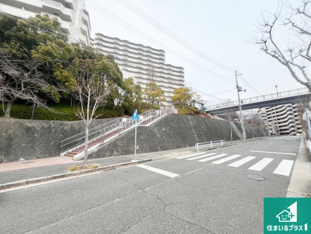 須磨パークヒルズC棟（CYGNUS）の外観|周辺は閑静な住宅街！前面道路広々で車の出し入れも便利です。駐車が苦手な方でも安心して車庫入れできます！