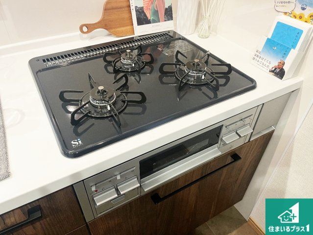 須磨パークヒルズC棟（CYGNUS）の設備|ダブル高火力Ｓｉセンサー付きコンロ！３口あるので、まとめて料理をする時も大活躍！