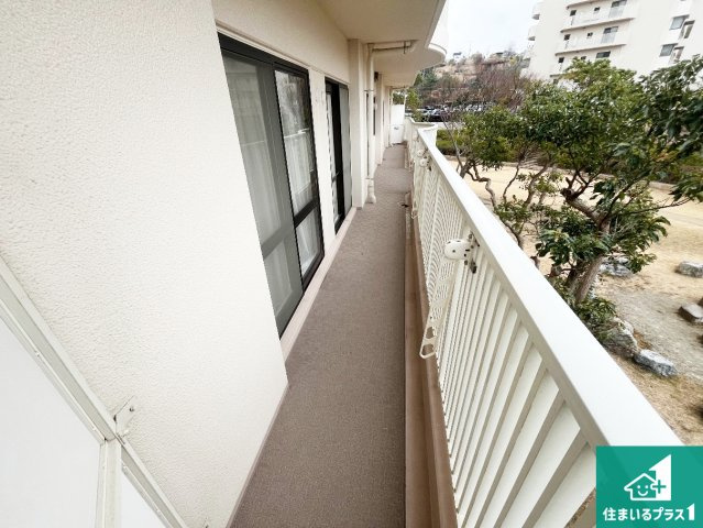 須磨パークヒルズC棟（CYGNUS）のバルコニー|ワイドバルコニーは洗濯物を干すスペースが広いのでご家族が多くても安心！