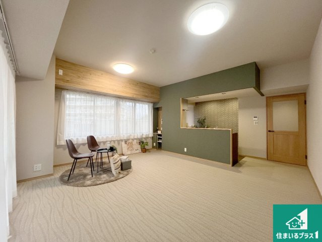 須磨パークヒルズC棟（CYGNUS）の居間・リビング|日当たり良好の明るいリビングで朝の目覚めもスッキリできそう！対面キッチンでご家族のコミュニケーションも自然と増える設計！小さなお子様が遊ぶスペースを作っても広々とくつろげるLDK！