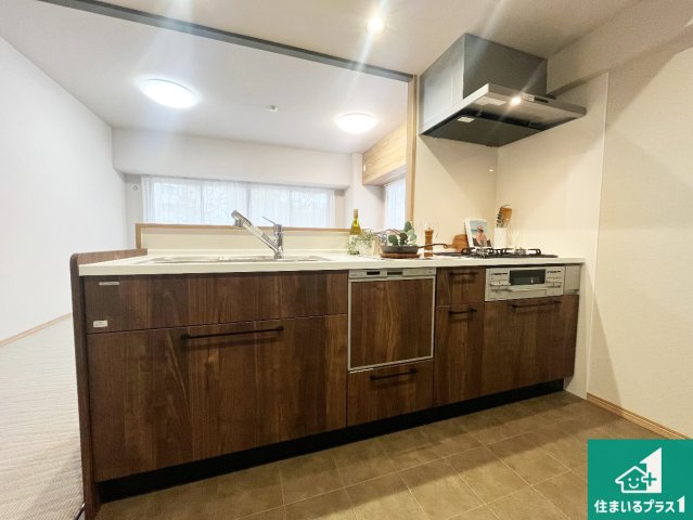 須磨パークヒルズC棟（CYGNUS）のキッチン|子供を見守りながらお料理が出来るため家族のコミュニケーションか増えます♪スペースが広く確保されている為お子様が大きくなったときは一緒に料理を楽しめます♪