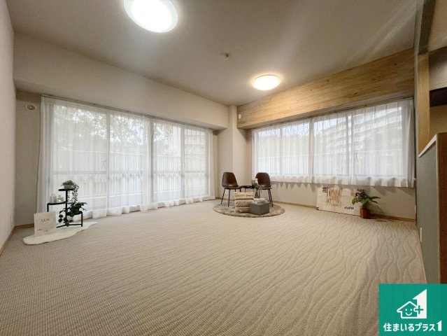 須磨パークヒルズC棟（CYGNUS）の居間・リビング|明るいリビングで朝の目覚めもスッキリできそう！対面キッチンでご家族のコミュニケーションも自然と増える設計！小さなお子様が遊ぶスペースを作っても広々とくつろげるLDK！