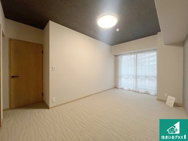 須磨パークヒルズC棟（CYGNUS）の洋室|寝室は心地よい眠りについてもらいたくて、シンプルかつ開放的な空間な設計にしています！大きな窓から差し込む日が心地いいです♪