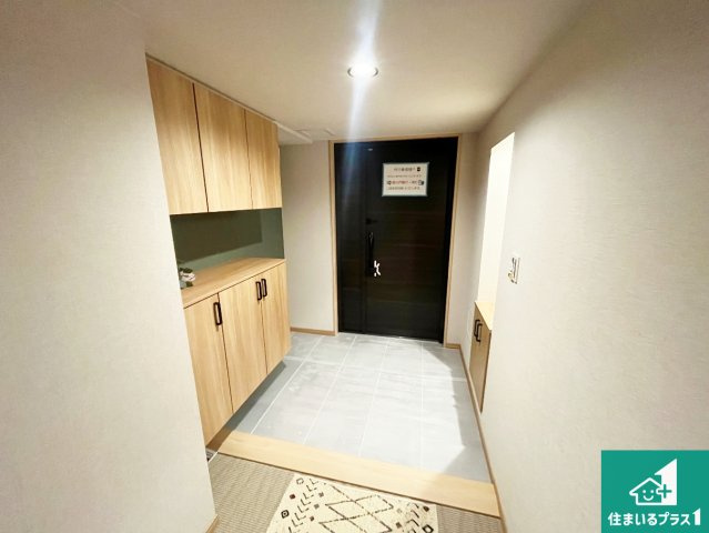 須磨パークヒルズC棟（CYGNUS）の玄関|ご家族皆様の靴もたっぷり収まる大容量の玄関収納。見た目もスッキリ綺麗な玄関に！