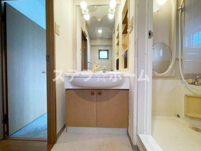 モンテベルデ吹田の独立洗面台|朝の支度にも助かる、独立の洗髪洗面化粧台