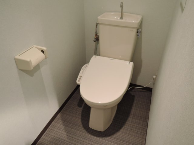 クローネ川口のトイレ|別号室の参考写真です。