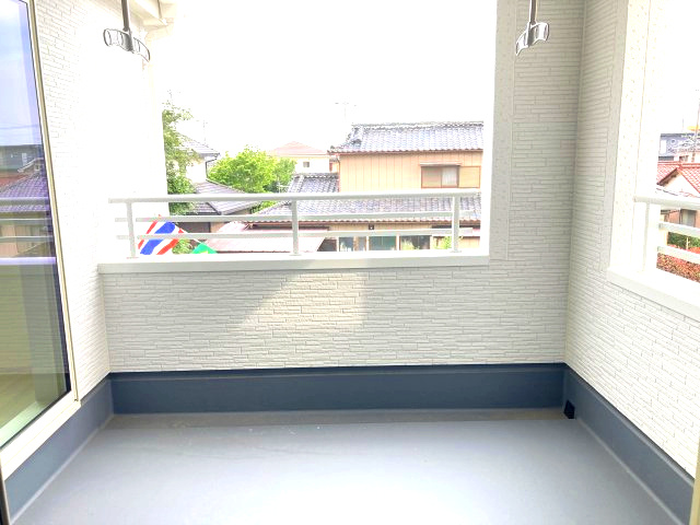 リーブルガーデンS  高崎箕郷町生原第7　3号棟のバルコニー|インナーバルコニーは急な雨でも洗濯物が濡れずに安心ですよ☆
布団も何枚も干せる広さがございます。