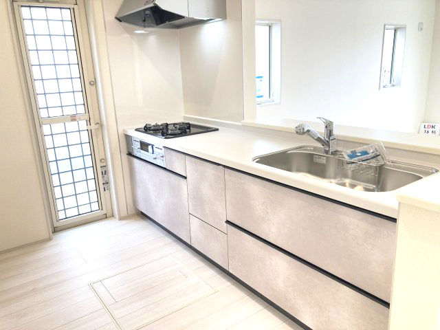 リーブルガーデンS  高崎箕郷町生原第7　3号棟のキッチン|人気のカウンターキッチン採用です☆ゴミ出しに便利な勝手口付き！
コンロも３口ご用意しています！調理スペースも広くストレスなくお料理できます。
浄水器つきなので美味しいお水も飲めますよ♪