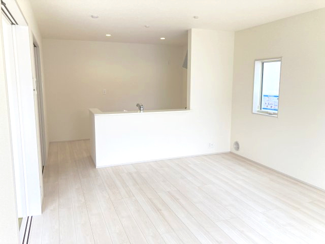 リーブルガーデンS  高崎箕郷町生原第7　3号棟の居間・リビング|16帖リビング♪人気の対面式キッチンを配した空間はお好みの家具も合わせやすく、家族がくつろぐ快適な空間造りをサポート。窓からは明るい陽光が差し込みます。