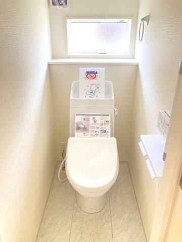 リーブルガーデンS  高崎箕郷町生原第7　3号棟のトイレ|1階トイレです。清潔感のある白を基調としています。
温水洗浄・便座暖房機能の付いた快適なトイレです☆