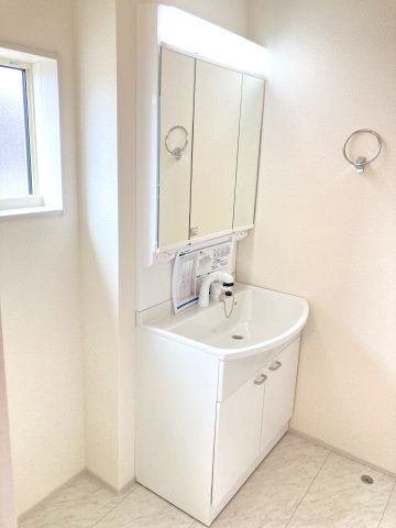 リーブルガーデンS  高崎箕郷町生原第7　3号棟の独立洗面台|シャワー水栓付き洗面台で朝の身支度もバッチリです！
洗面台には収納スペースもあり洗面室もすっきり片付きますよ！