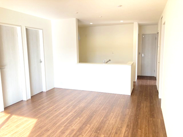 リーブルガーデンS  高崎箕郷町生原第7　4号棟の居間・リビング|17帖リビング♪人気の対面式キッチンを配した空間はお好みの家具も合わせやすく、家族がくつろぐ快適な空間造りをサポート。窓からは明るい陽光が差し込みます。