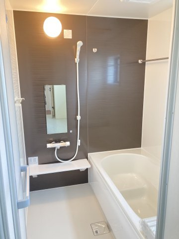 リーブルガーデンS  高崎箕郷町生原第7　4号棟の浴室|１坪タイプのフルオートバスです！
足を延ばして入れる広さなので一日の疲れも癒されますよ♪
室内物干しや浴室乾燥機もあるのでお天気の悪い日にはランドリースペースとしてもご利用できます！