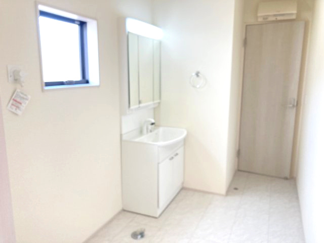 リーブルガーデンS  高崎箕郷町生原第7　4号棟の独立洗面台|シャワー水栓付き洗面台で朝の身支度もバッチリです！
洗面台には収納スペースもあり洗面室もすっきり片付きますよ！