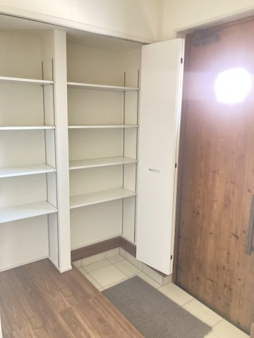 リーブルガーデンS  高崎箕郷町生原第7　1号棟の玄関|収納もある玄関です！玄関もタイル敷なのでお掃除もしやすいですよ！