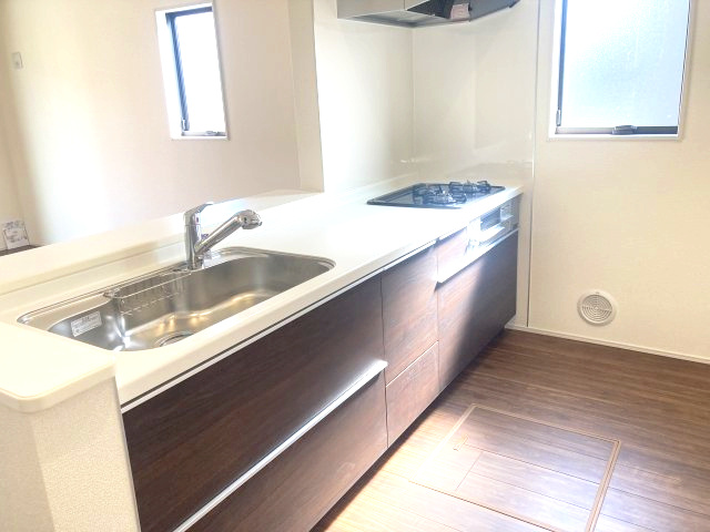 リーブルガーデンS  高崎箕郷町生原第7　1号棟のキッチン|人気のカウンターキッチン採用です☆ゴミ出しに便利な勝手口付き！
コンロも３口ご用意しています！調理スペースも広くストレスなくお料理できます。
浄水器つきなので美味しいお水も飲めますよ♪