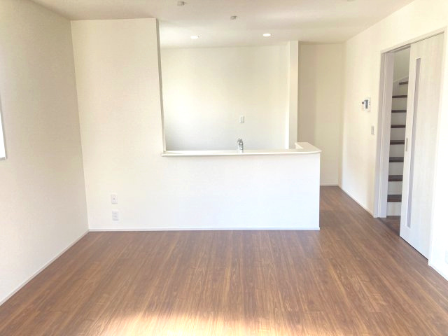 リーブルガーデンS  高崎箕郷町生原第7　1号棟の居間・リビング|15帖リビング♪人気の対面式キッチンを配した空間はお好みの家具も合わせやすく、家族がくつろぐ快適な空間造りをサポート。窓からは明るい陽光が差し込みます。