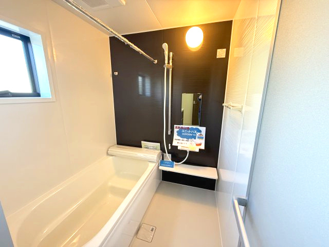 リーブルガーデンS  高崎箕郷町生原第7　1号棟の浴室|１坪タイプのフルオートバスです！
足を延ばして入れる広さなので一日の疲れも癒されますよ♪
室内物干しや浴室乾燥機もあるのでお天気の悪い日にはランドリースペースとしてもご利用できます！