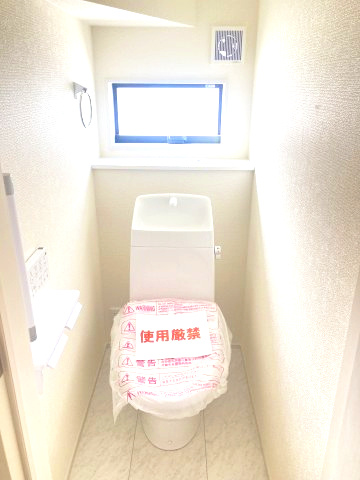 リーブルガーデンS  高崎箕郷町生原第7　1号棟のトイレ|1階トイレです。清潔感のある白を基調としています。
温水洗浄・便座暖房機能の付いた快適なトイレです☆