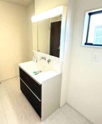 リーブルガーデンS  高崎箕郷町生原第7　1号棟の独立洗面台|シャワー水栓付き洗面台で朝の身支度もバッチリです！
洗面台には収納スペースもあり洗面室もすっきり片付きますよ！