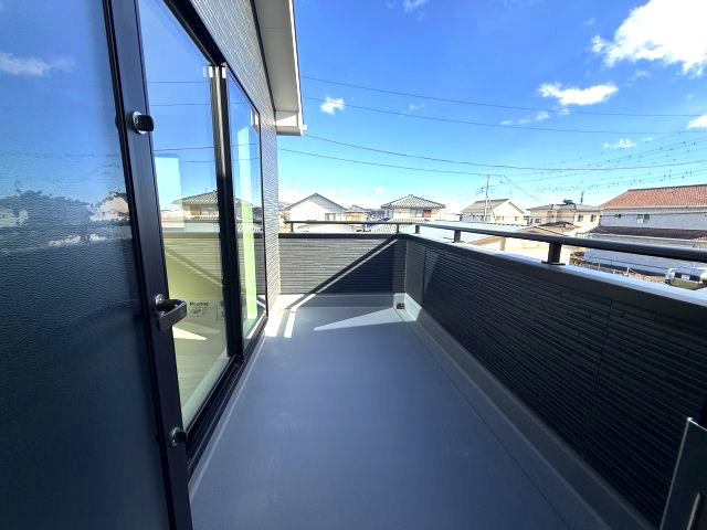 リーブルガーデンS  高崎箕郷町生原第7　2号棟のバルコニー|奥行きのあるワイドバルコニーです。洗濯物も沢山干せて便利です！南面バルコニーは、室内にも暖かな陽光を取り入れることができます☆