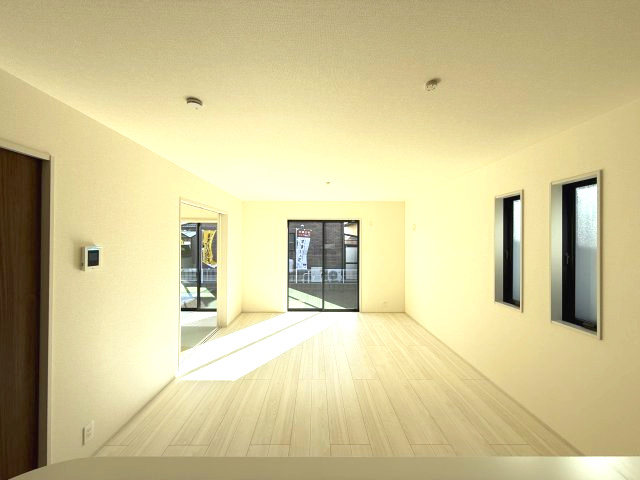 リーブルガーデンS  高崎箕郷町生原第7　2号棟の居間・リビング|11帖リビング♪人気の対面式キッチンを配した空間はお好みの家具も合わせやすく、家族がくつろぐ快適な空間造りをサポート。窓からは明るい陽光が差し込みます。