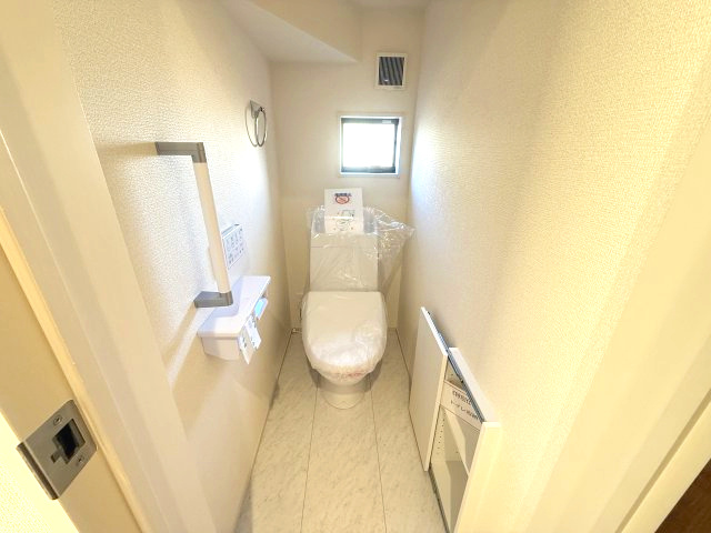 リーブルガーデンS  高崎箕郷町生原第7　2号棟のトイレ|1階トイレです。清潔感のある白を基調としています。
温水洗浄・便座暖房機能の付いた快適なトイレです☆