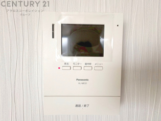 訪問者が来たときにテレビ画面で確認できるため、安心してドアを開けられます。録画機能があるものもあり、留守中に来訪者を記録しておくことができます。利便性が高く、セキュリティ面でも安心です。