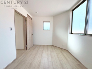 明るい色合いのフローリングとクロスを使用した洋室は家具やインテリアとも調和しやすく空間が広く感じられ開放感を生み出します。自然光を効果的に反射し、室内を明るく保つため、日中の照明使用を抑えられます。