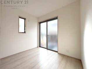 リラックスできるプライベート空間で、快適な睡眠をサポート。個人の好みに合わせたインテリアや寝具で心地良さを追求。プライベートな時間を過ごし、リフレッシュする場所におすすめです。