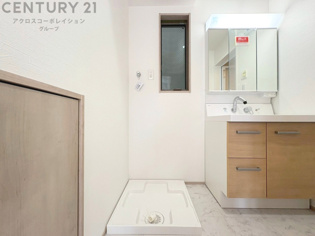 洗濯物の仕分け作業がしやすく、整理整頓が容易になります。洗濯音や湿気を他の部屋に持ち込まず、生活環境を快適に保ちます。上部を活用すれば収納スペースを確保でき洗剤や洗濯用品の整理もしやすくなります。