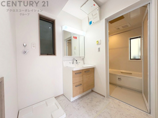 衣服の収納や脱ぎ着や整理整頓がしやすく、湿った衣類を乾燥させるスペースがありカビや臭いの発生を防ぎます。床の汚れを他の部屋に持ち込まず清潔を保つことができます。また快適な入浴環境の整備にも役立ちます。