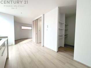 キッチン前のダイニングスペース。ダイニングセットを置いても十分な広さを確保。