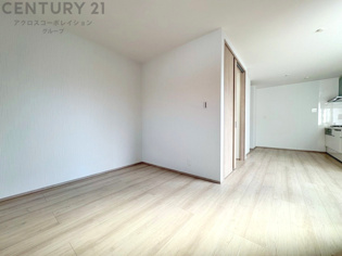 リビングダイニングは家族や友人とのコミュニケーションを楽しむ場所でくつろぎながら食事や会話を楽しめ、多目的に利用できリラックスできる空間です。家庭内の中心として機能し、快適な生活をサポートします。