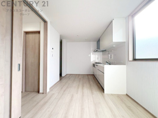 キッチン前のダイニングスペース。ダイニングセットを置いても十分な広さを確保。