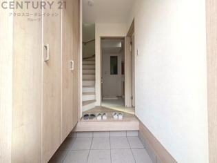 大きな玄関収納付きの玄関です　家族皆様の履物をしっかり収納できます