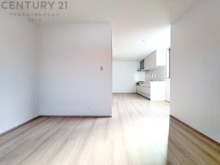 リビングダイニングは家族や友人とのコミュニケーションを楽しむ場所でくつろぎながら食事や会話を楽しめ、多目的に利用できリラックスできる空間です。家庭内の中心として機能し、快適な生活をサポートします。