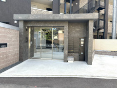 MOMO（モモ）のエントランス|別号数タイプ