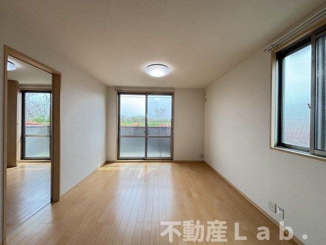 メゾンスリーゼⅢの居間・リビング|※反転タイプのお写真です。