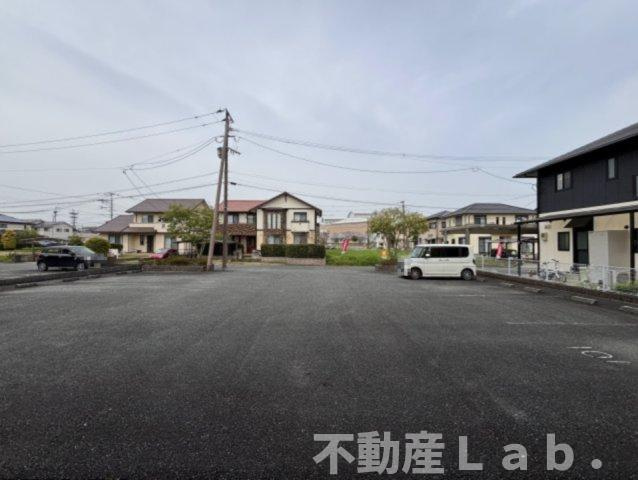メゾンスリーゼⅢの駐車場