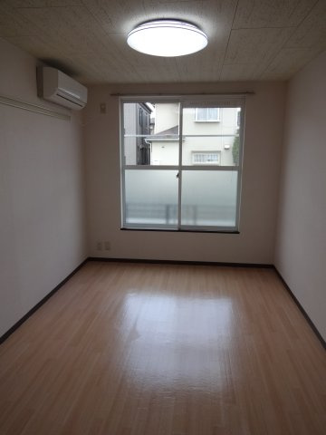 クレセントハウスの洋室|居住中の為、同タイプのお部屋です。