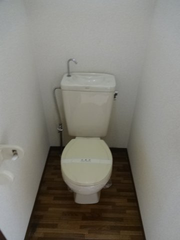 クレセントハウスのトイレ|居住中の為、同タイプのお部屋です。