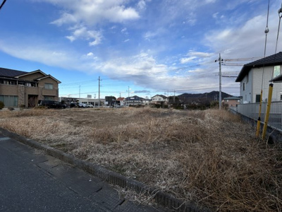 【前面道路含む現地写真】 | 【高萩町第3期　現地外観】
※令和8年1月時点