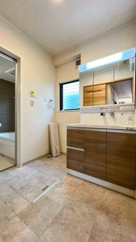 西宮市名塩さくら台４丁目の中古一戸建の脱衣所|脱衣スペース