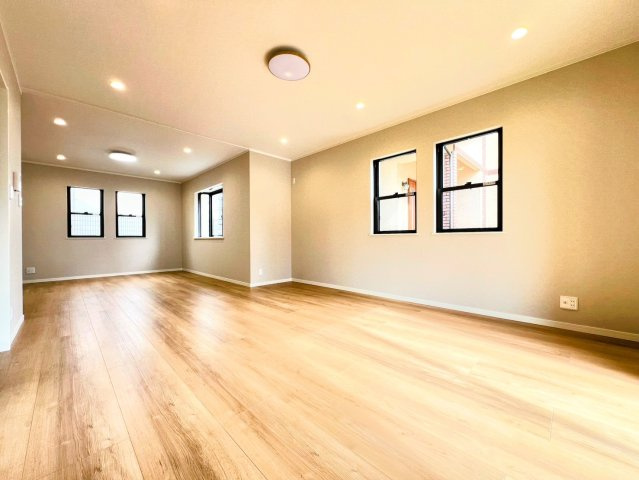 西宮市名塩さくら台４丁目の中古一戸建の居間・リビング|リビングダイニング